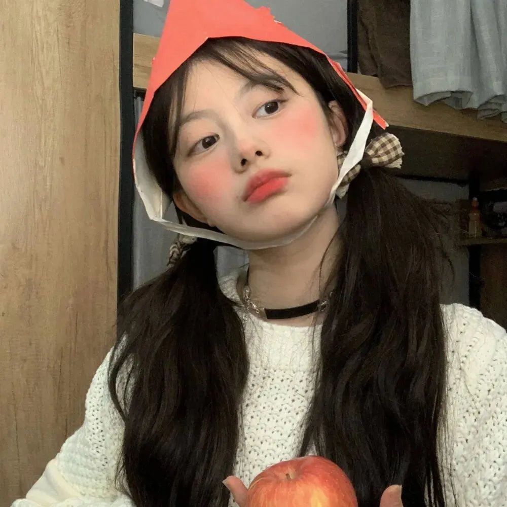 女人步上楼梯时